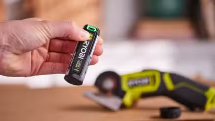 Batterie au lithium USB de Ryobi et un outil. 