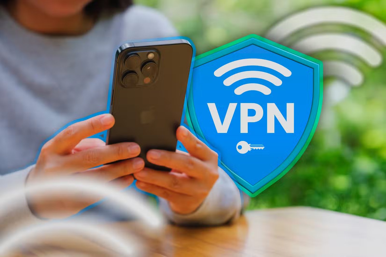 Une personne utilisant un iPhone avec une icône de bouclier VPN à côté.