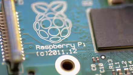 Gros plan du logo Pi sur un Pi SBC de première génération.