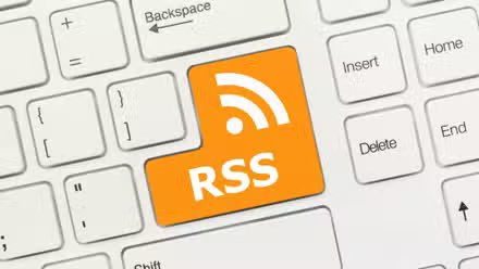 Un clavier d'ordinateur avec une touche RSS orange à la place de la touche Entrée.