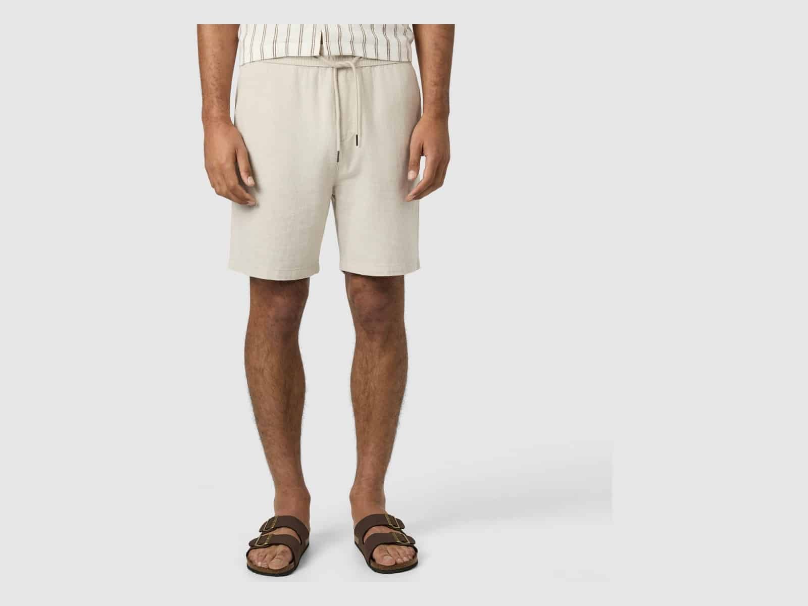Le short en lin mélangé Connor Cheston en sable porté avec une chemise rayée et des sandales marron