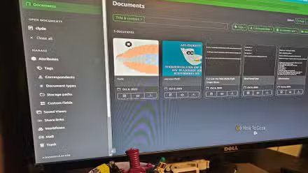 Un écran d'ordinateur affichant plusieurs documents ouverts dans paperless-ngx via Docker.