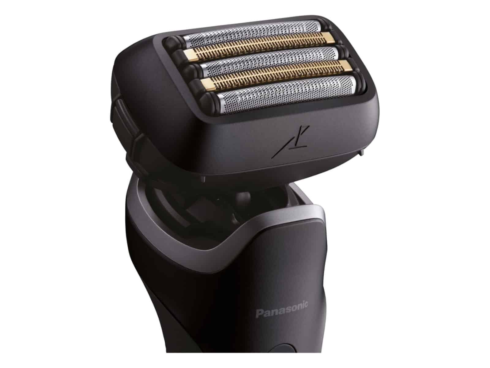Gros plan de la tête de rasage flexible Panasonic Series 900 PRO avec ses feuilles argentées et ses lames de chaume dorées