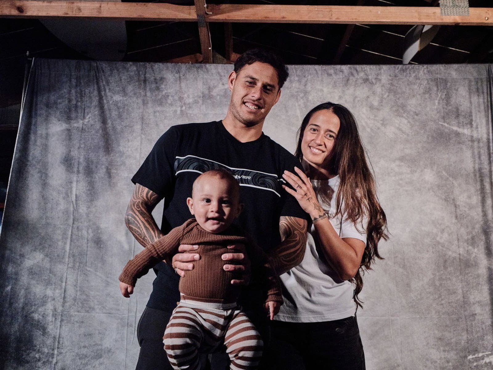 Kehu Butler avec sa femme et son jeune fils portant des t-shirts Tai Kehu