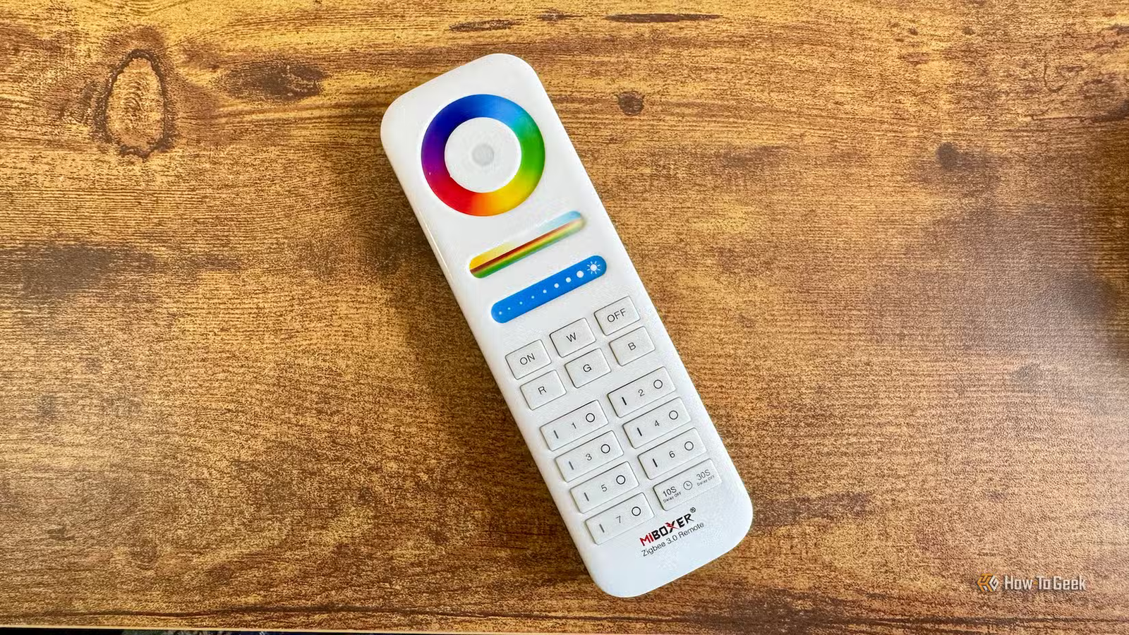 Une télécommande MIBOXER Zigbee avec un contrôleur de roue chromatique.