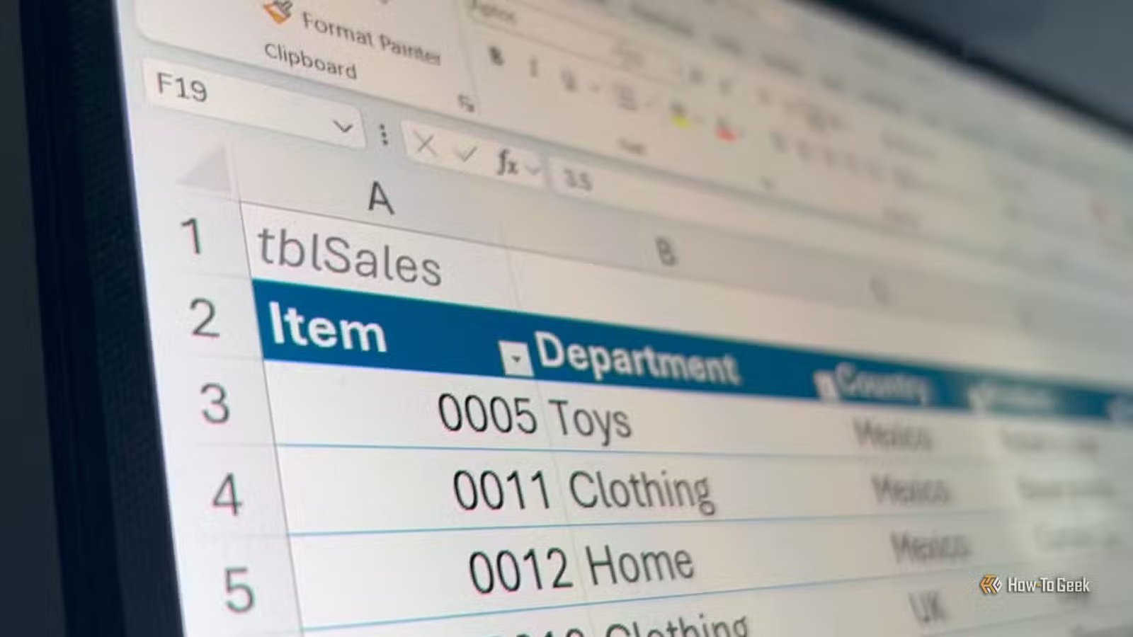 Un écran d'ordinateur affiche une feuille de calcul Microsoft Excel avec tblSales écrit dans la cellule A1 au-dessus d'un tableau d'inventaire.
