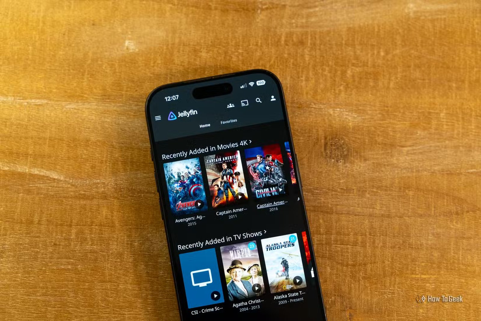 iPhone montrant Jellyfin a récemment ajouté des lignes Films 4K et Émissions de télévision.