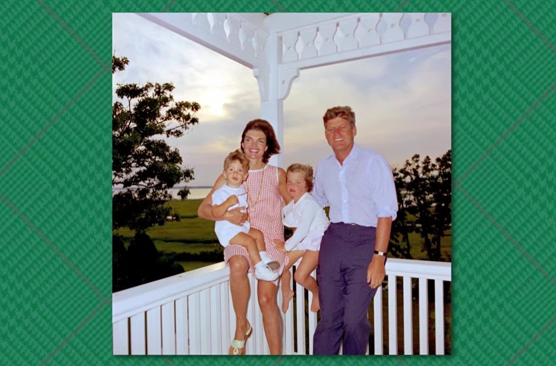 Famille Jfk Hyannis Port Cartier Le président Kennedy avec Jackie et leurs deux enfants sur un porche en bord de mer à Hyannis Port au coucher du soleil, une montre au poignet.