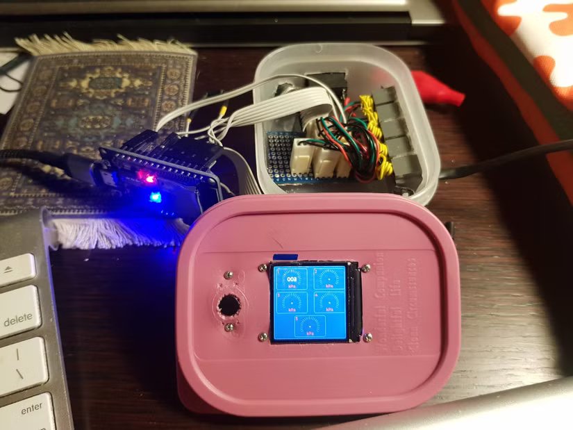 Un contrôleur de pression ESP32 installé dans un récipient alimentaire en plastique.
