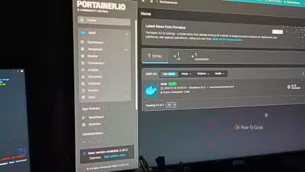 Un écran de bureau affichant le tableau de bord de Portainer Community Edition montrant les environnements Docker en cours d'exécution.