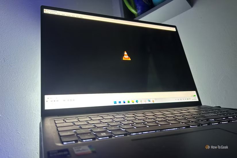 Fenêtre du lecteur multimédia VLC avec logo conique ouverte sur l'écran d'un ordinateur portable Asus Vivobook.