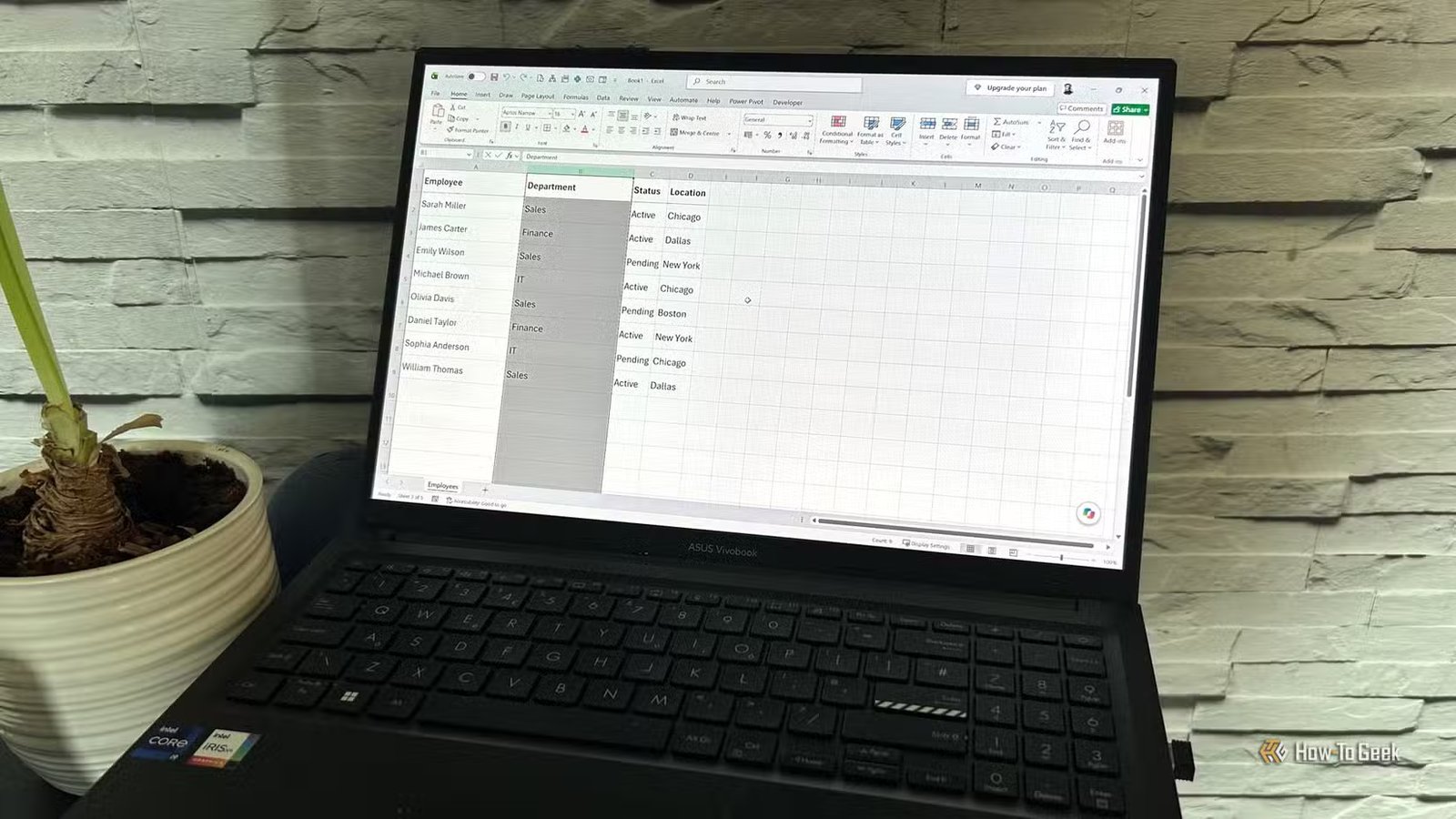 Un écran d'ordinateur portable affichant Excel avec la colonne B sélectionnée et redimensionnée à l'aide du raccourci de répétition F4.