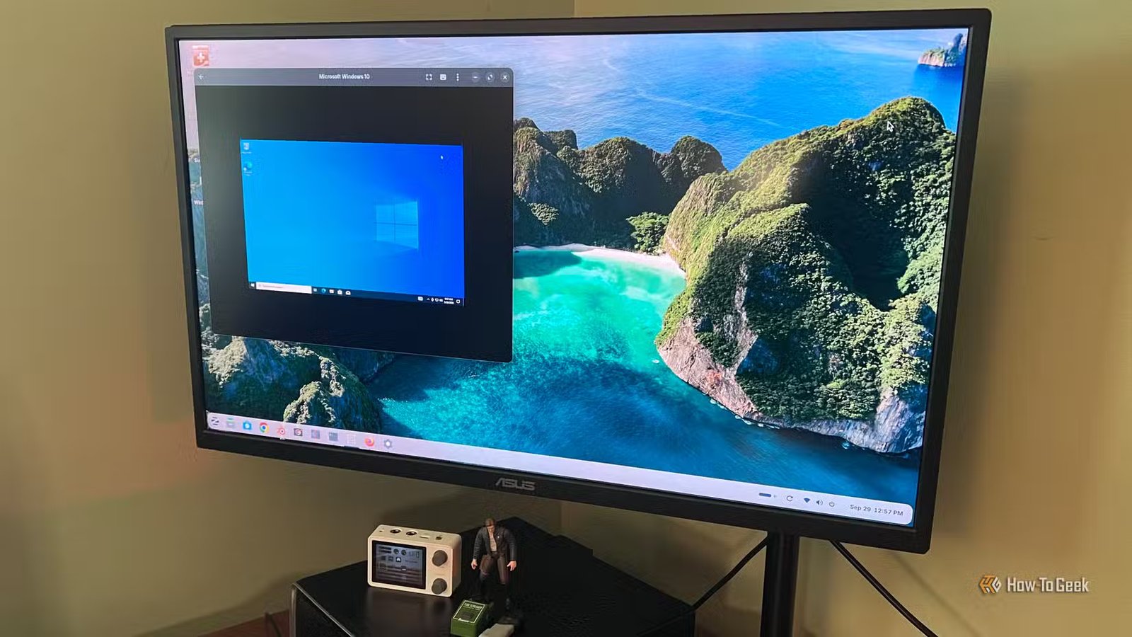 Une machine virtuelle Windows 10 s'exécute dans des boîtes GNOME sur un bureau Zorin OS.