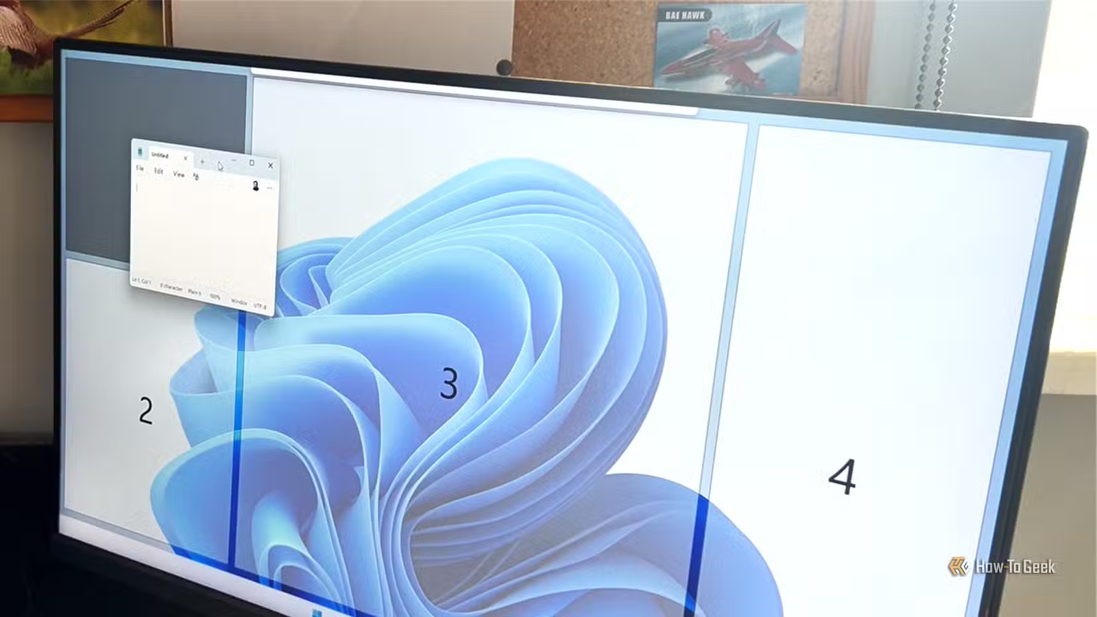 PowerToys FancyZones affichant des zones personnalisées pour placer une fenêtre du Bloc-notes sélectionnée dans Windows 11.