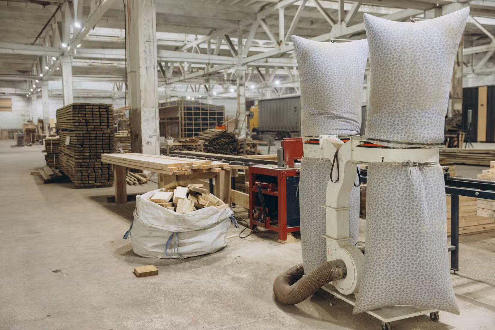 Une machine d'extraction de sciure de bois fonctionne dans un atelier de menuiserie.