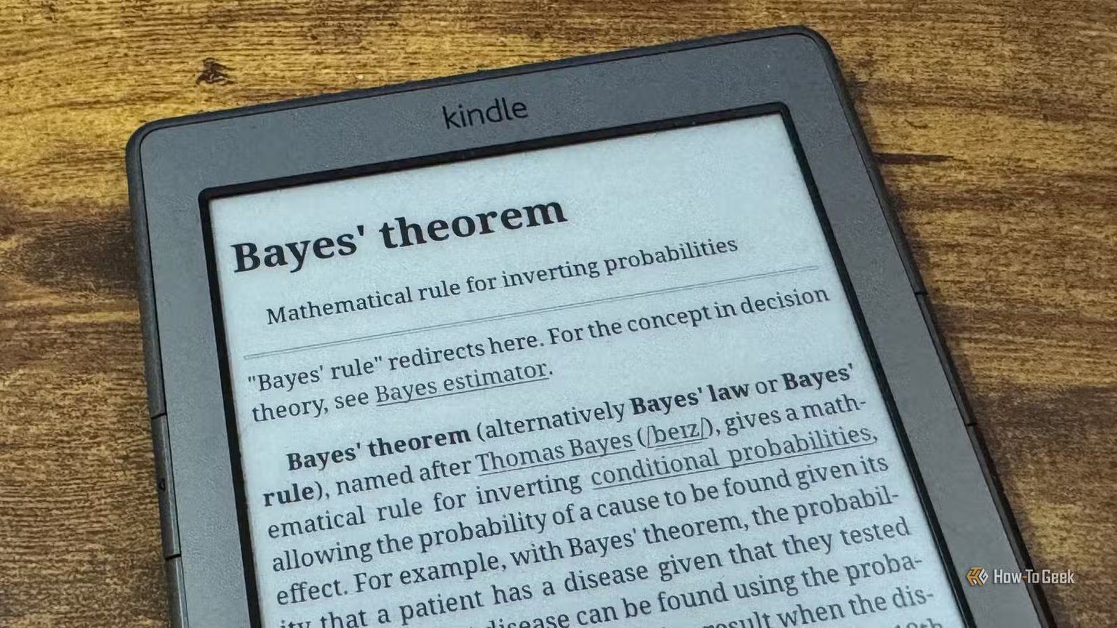 Un Kindle 4 affichant le titre et le paragraphe d'ouverture de l'article sur le théorème de Bayes de Wikipédia.