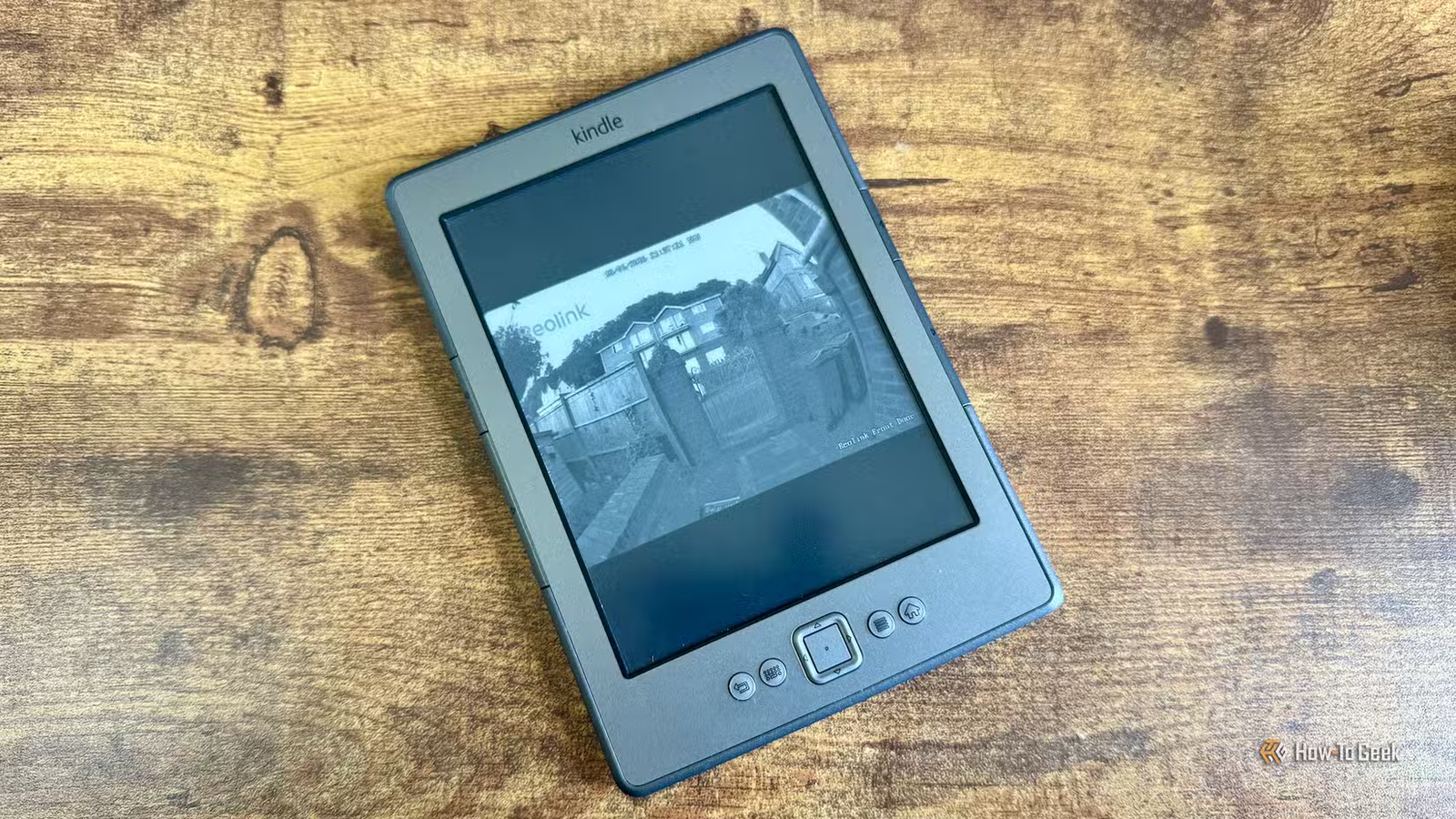 Un flux en direct d'une sonnette vidéo affichée sur un Kindle 4.
