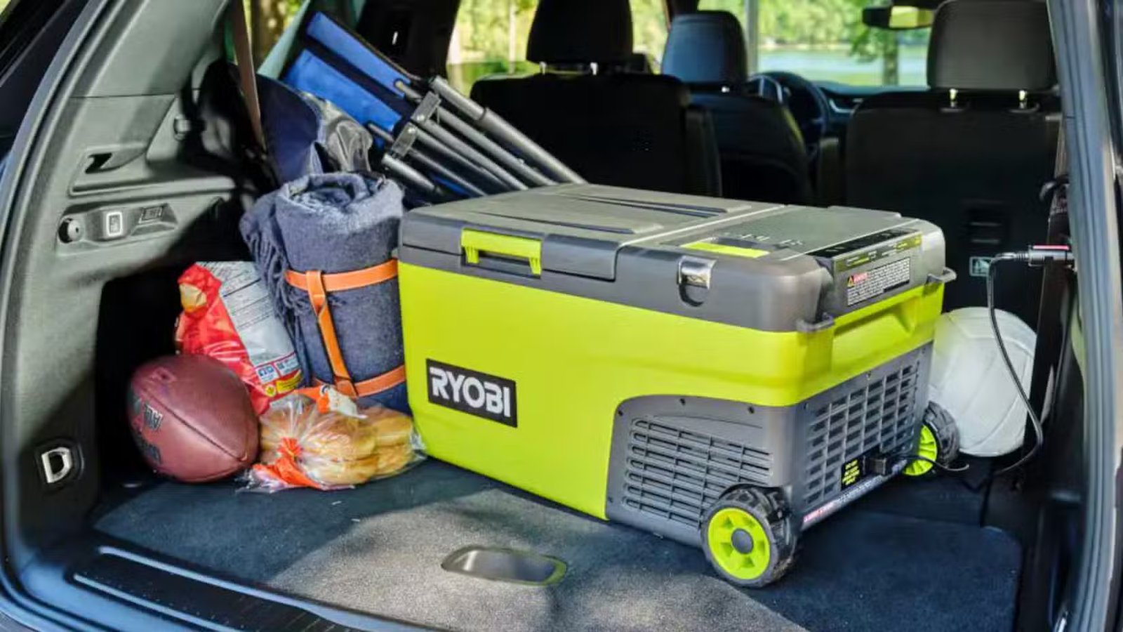 Refroidisseur hybride Ryobi dans une voiture. 
