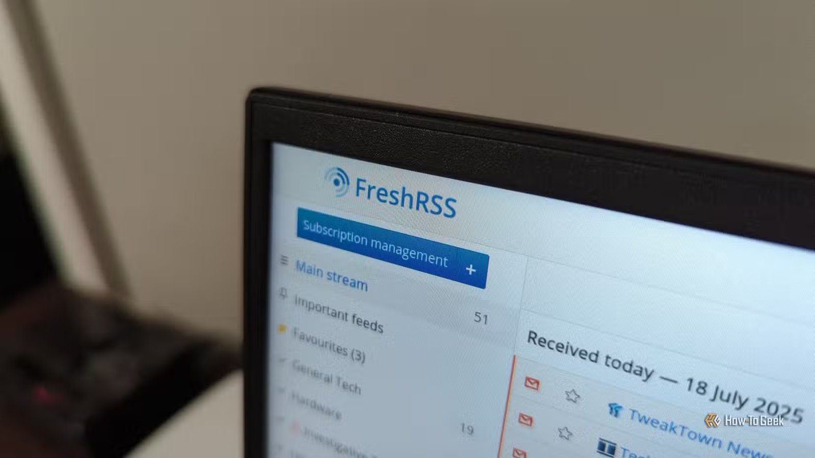 Logo FreshRSS sur l’écran d’un ordinateur portable.