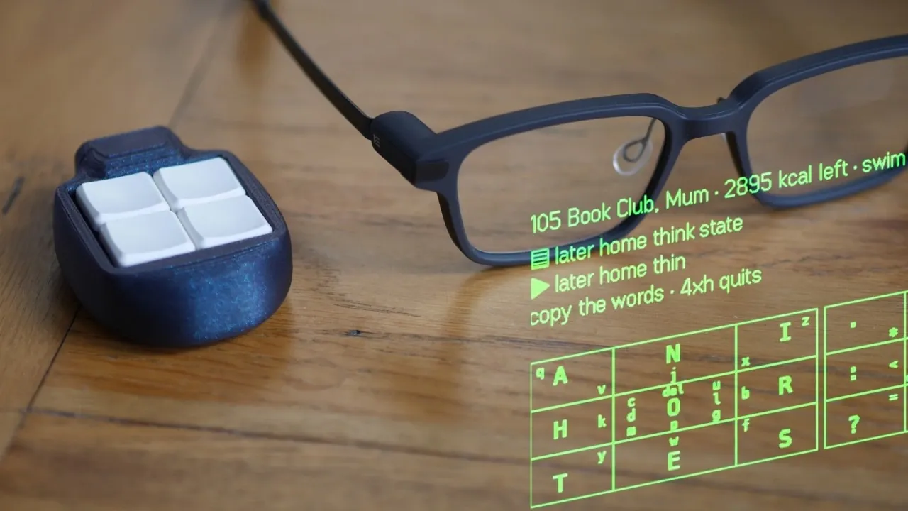 Un espace de travail mobile et ergonomique doté de lunettes intelligentes et d'un smartphone.