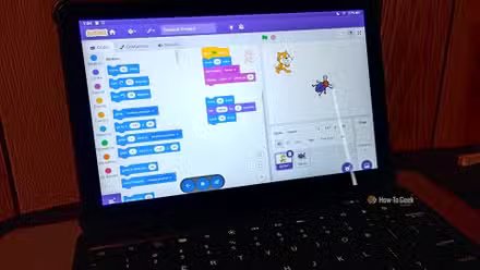 Le programme Scratch avec des blocs ouverts sur une tablette Fire modifiée. 