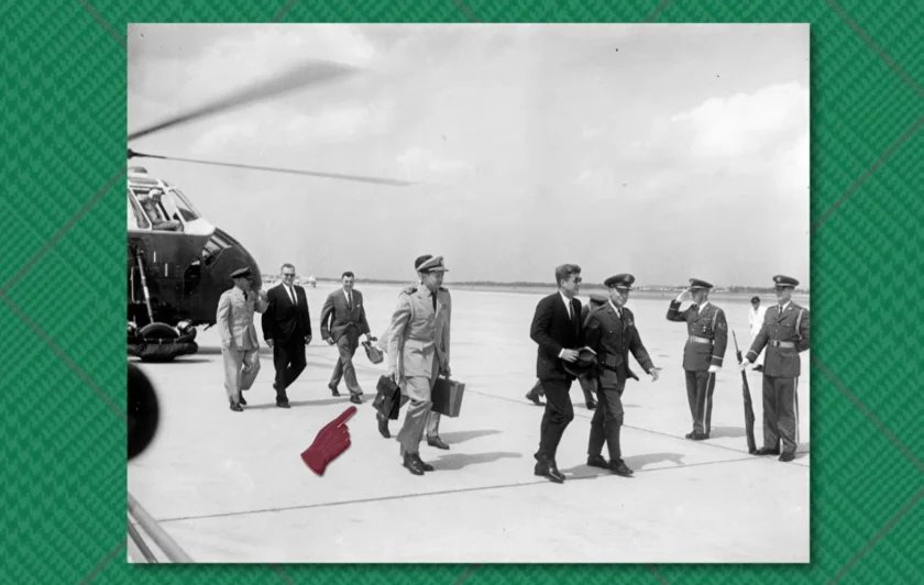 Garde d'Honneur d'Hélicoptère K Briefcase Photo en noir et blanc du président Kennedy marchant sur un tarmac devant une garde d'honneur militaire et un hélicoptère, tandis que ses assistants portent des porte-documents.