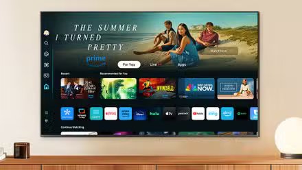 Téléviseur intelligent OLED Samsung S85D de 55 pouces posé sur un mur.