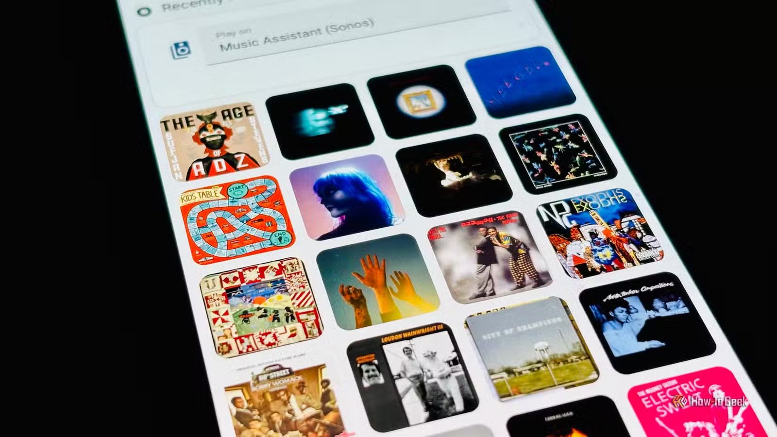 Un tableau de bord Home Assistant affichant les pochettes d'album de Music Assistant.