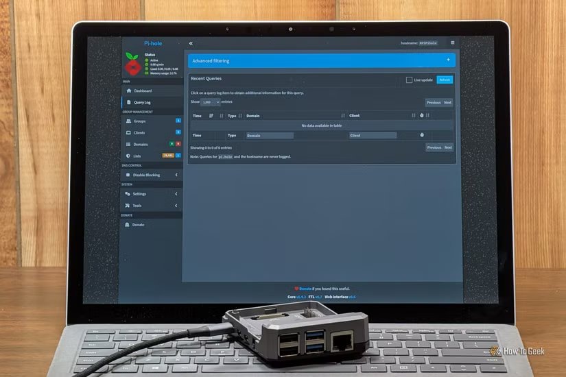 Un Raspberry Pi posé sur un ordinateur portable. 