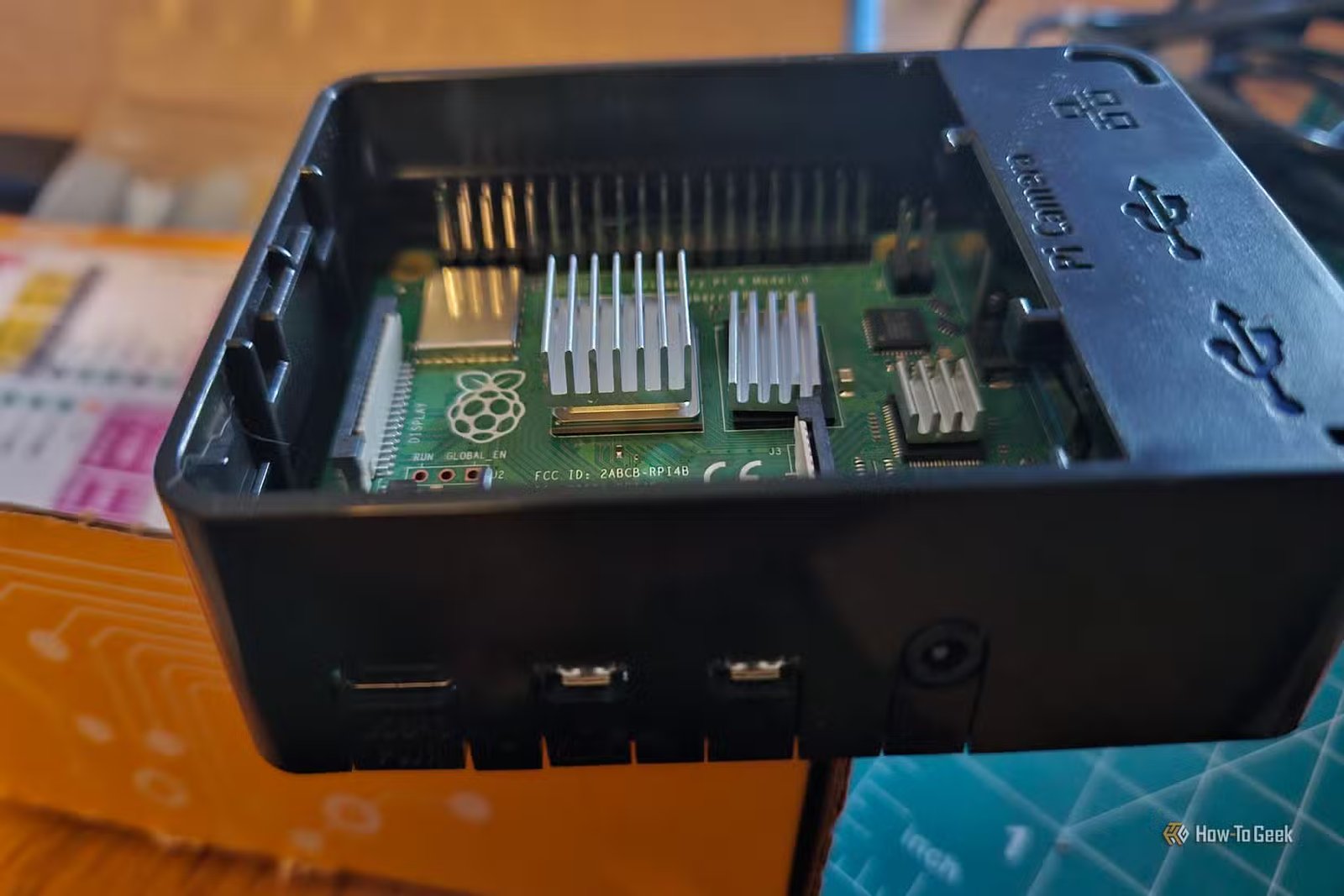 Une carte Raspberry Pi 4 dans un boîtier noir.