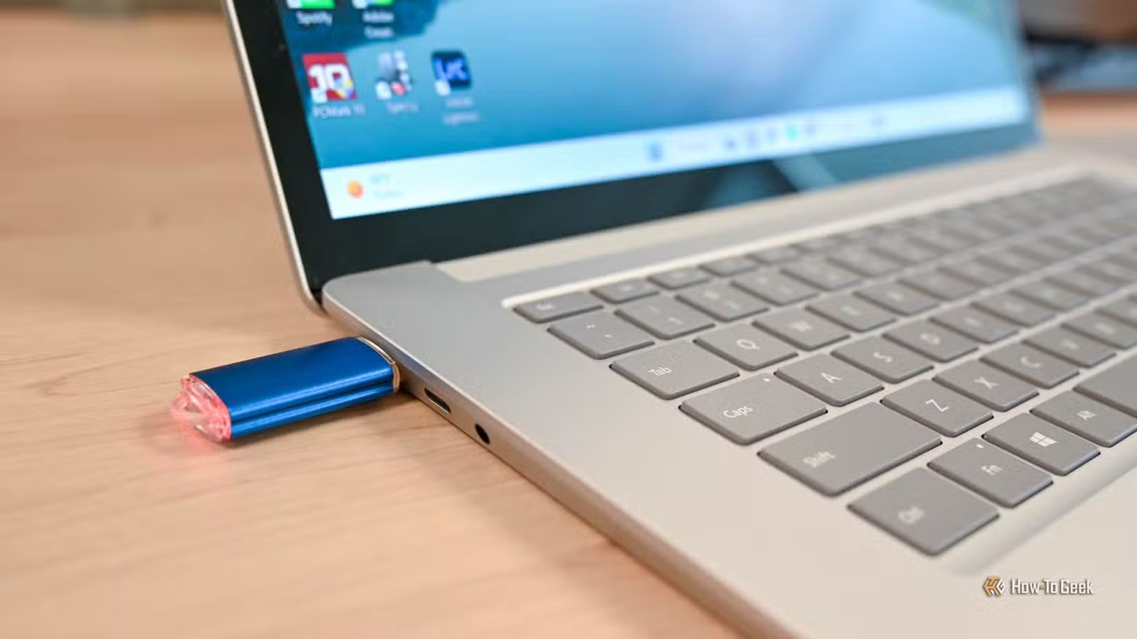 Clé USB branchée sur un ordinateur portable Surface.