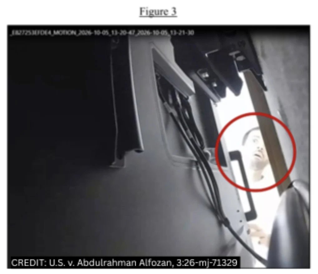 Alfozan derrière la télé