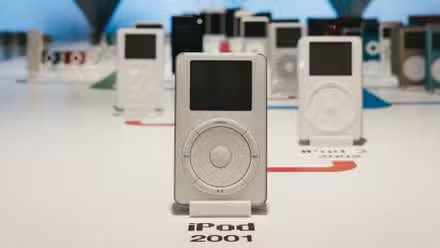 L'iPod original de 2001 avec des modèles ultérieurs visibles en arrière-plan.