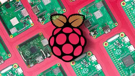Plusieurs appareils Raspberry Pi côte à côte avec le logo au centre.