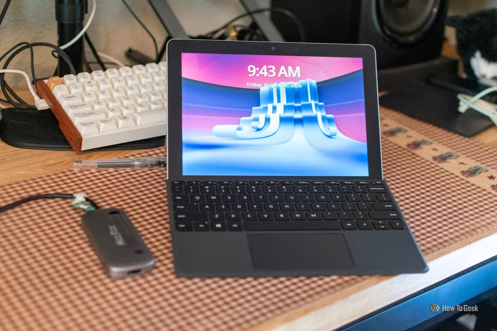 Une Microsoft Surface Go posée sur un bureau exécutant CachyOS Linux.